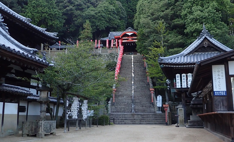 由加神社の厄除石段